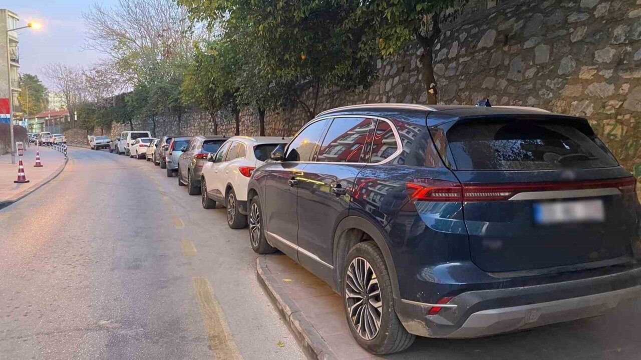 Aydın Efeler'de otopark krizi: Hastane Caddesi'nde kaldırıma parklar yaşamı zorluyor