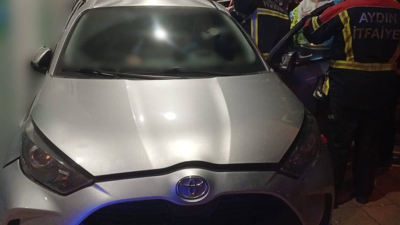 Aydın Efeler'de Takla Atan Otomobil Banka Şubesine Çarptı: 2 Yaralı