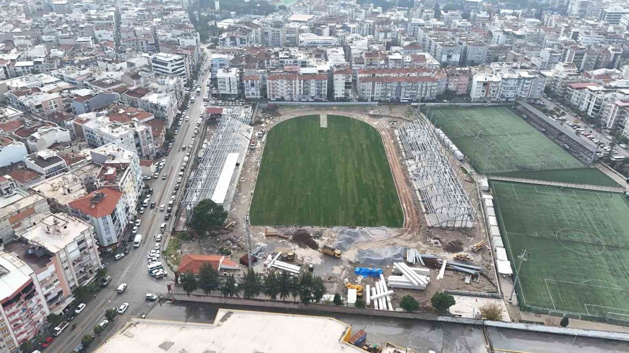 Aydın Efeler'de Yeni Adnan Menderes Stadyumu'na FIFA Standardı Çim Serimi Yapıldı