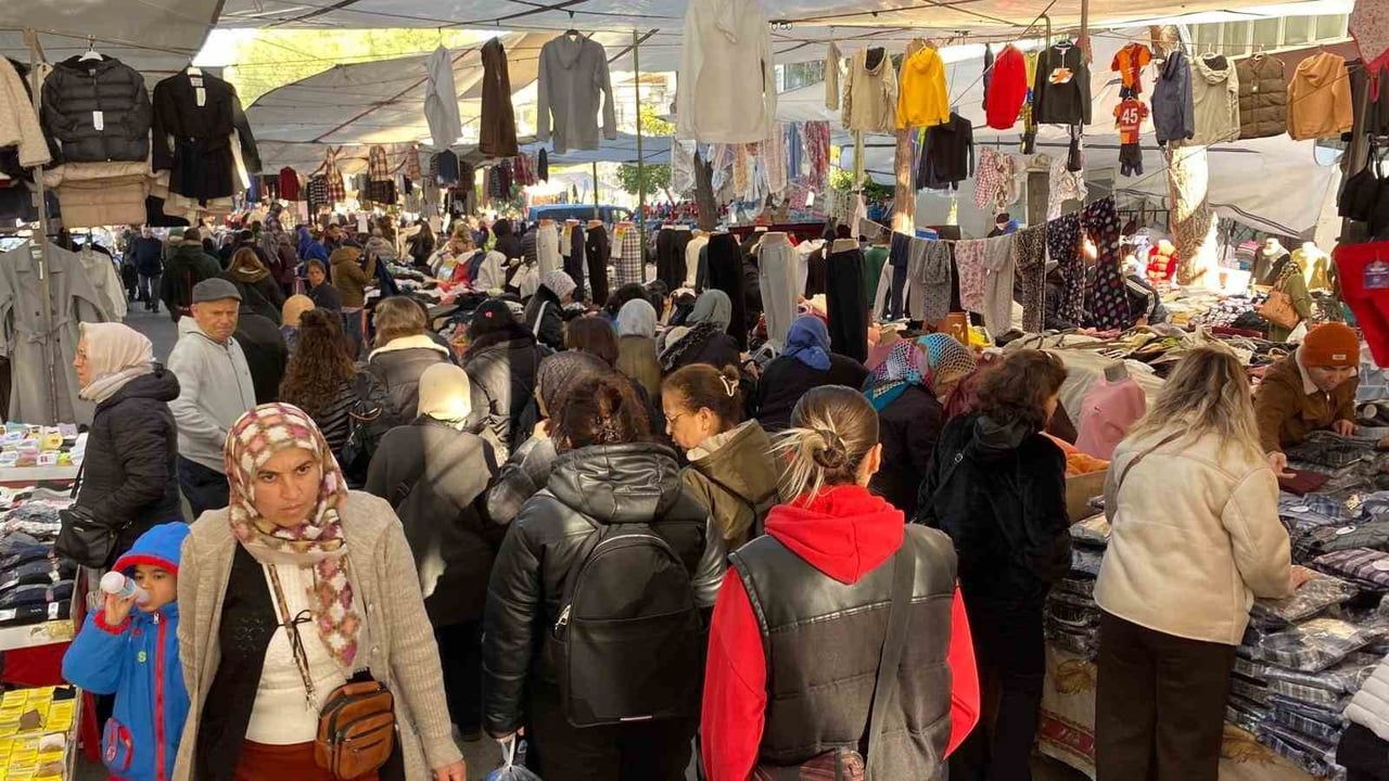 Aydın'ın Tarihi Salı Pazarı'nda Yıl Sonu Hareketliliği