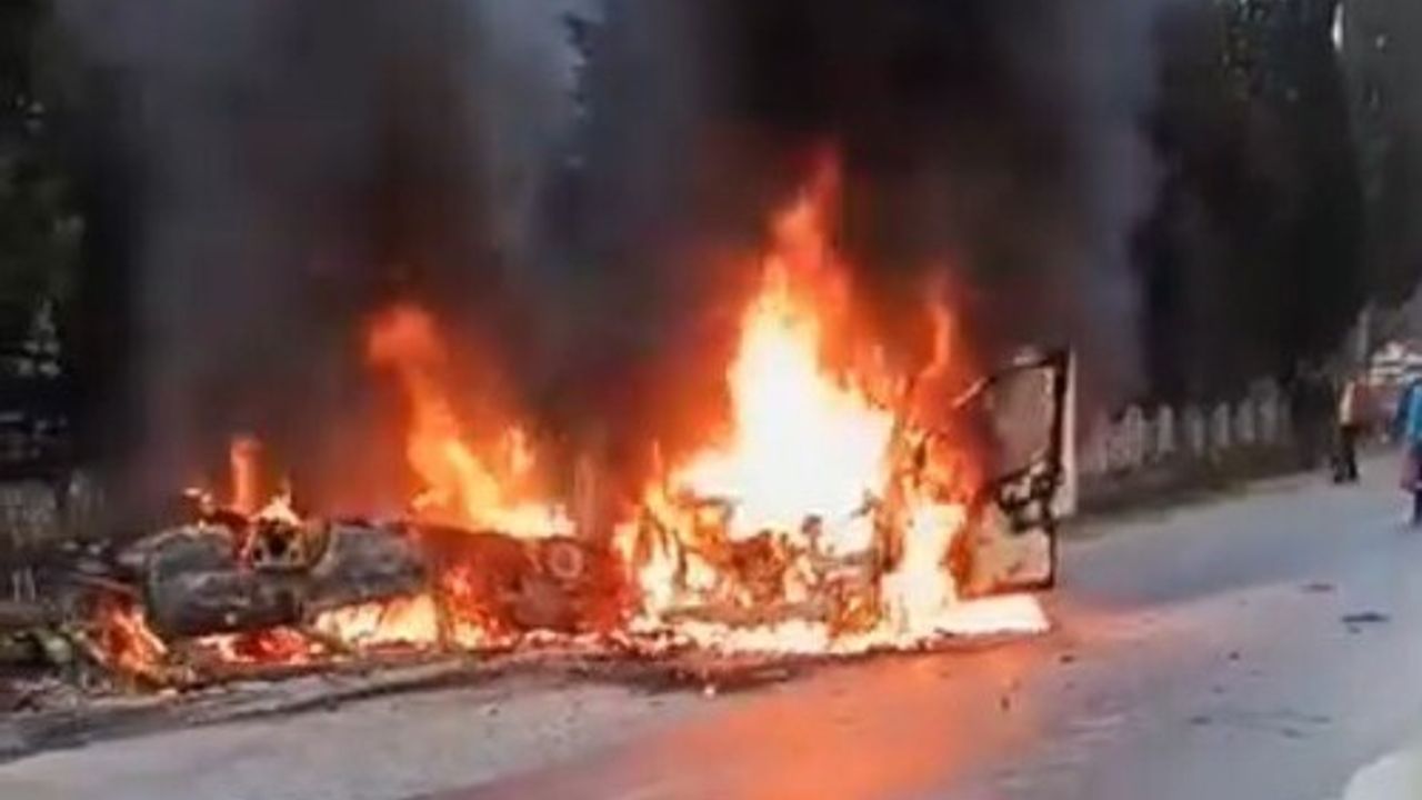 Aydın Köşk'te Kafa Kafaya Çarpışma: Çıkan Yangında Araçlar Küle Döndü, 2 Yaralı