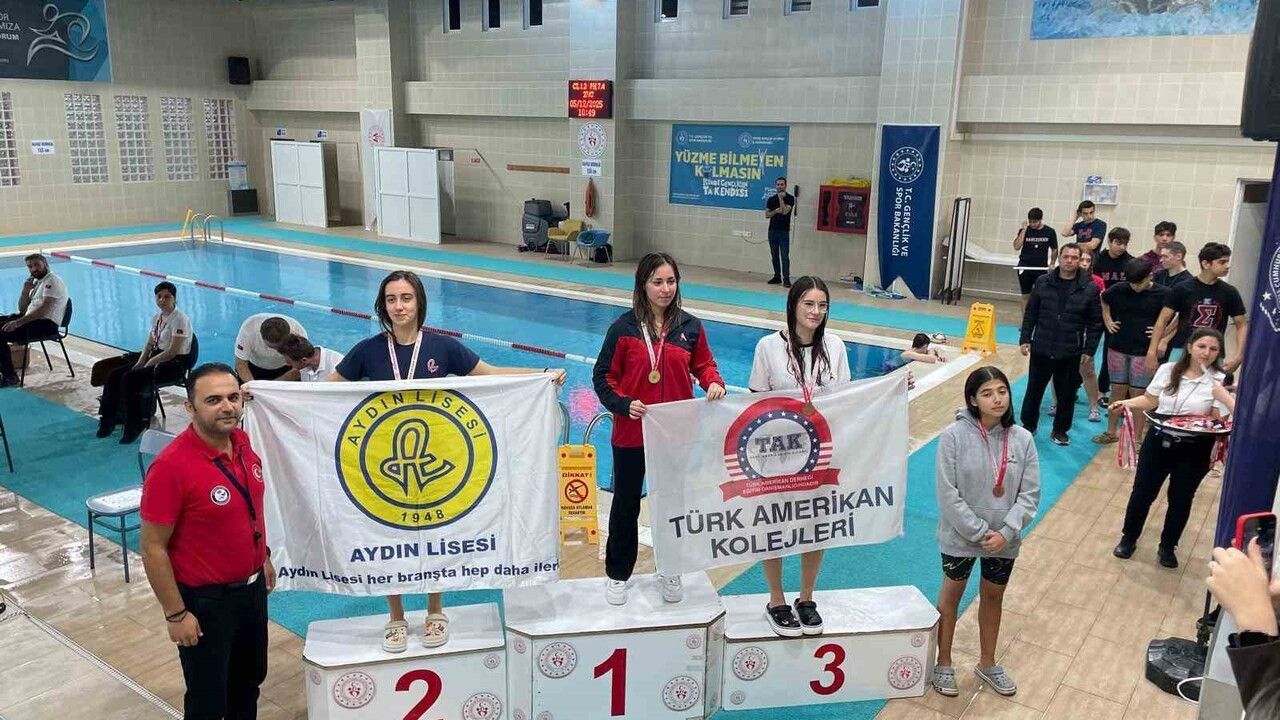 Aydın Lisesi öğrencileri yüzme ve judo dallarında beş gümüş madalya kazandı