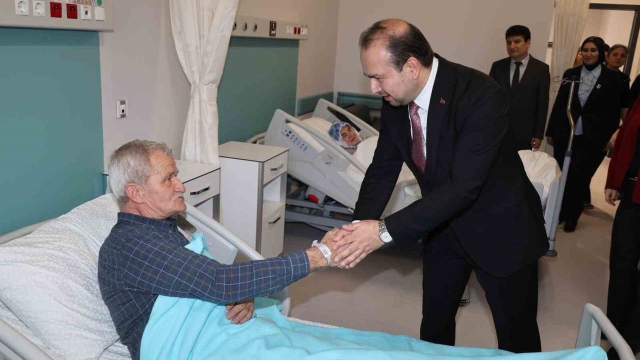 Aydın Şehir Hastanesi’nde ilk yatan hastalar Fizik Tedavi bölümünden; İl Sağlık Müdürü Dr. Eser Şenkul ziyaret etti