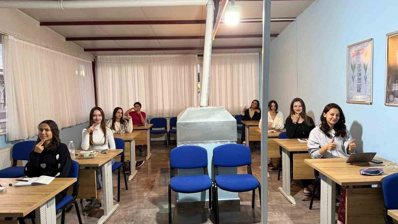 Aydın yurtlarında işaret dili kursu: Öğrenciler konaklama yanında iletişim becerilerini geliştiriyor