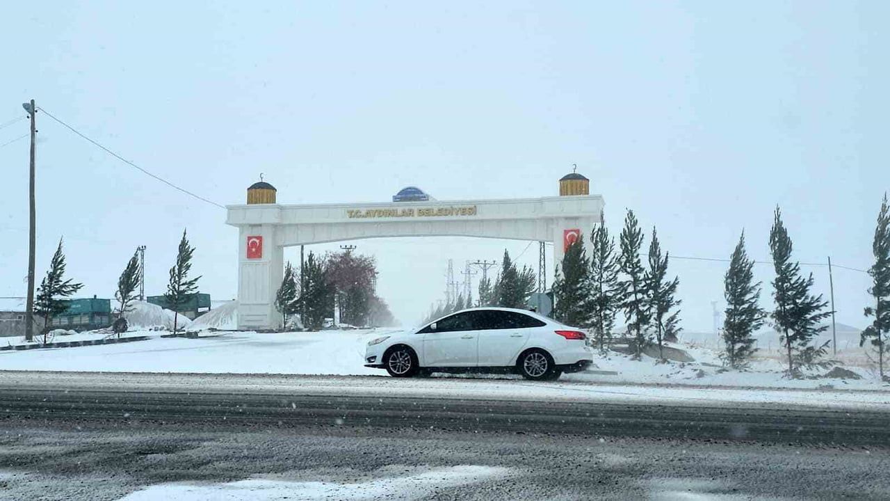 Aydınlar'da mevsimin ilk yoğun karı: Beldede yaklaşık 5 ay sürecek mücadele başladı