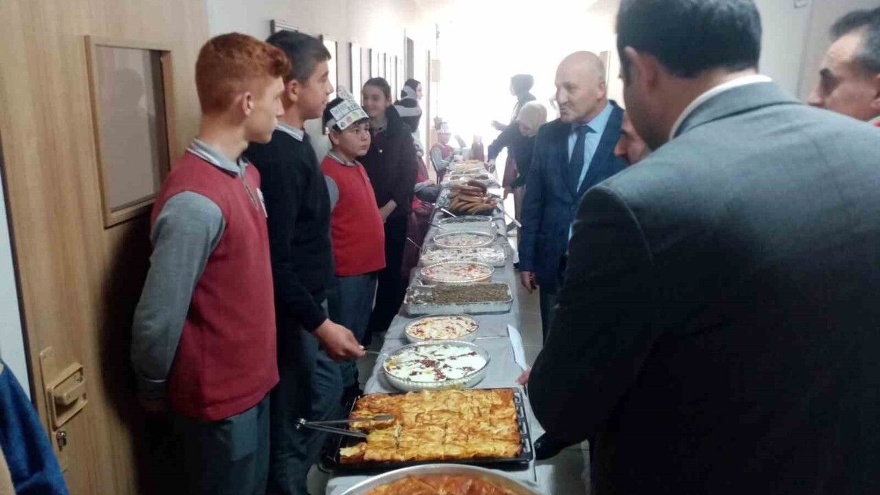 Aydıntepe’de öğrenciler 'Tandırdan Ocağa Geleneksel Yemeklerimiz' etkinliğinde Bayburt lezzetlerini tanıttı