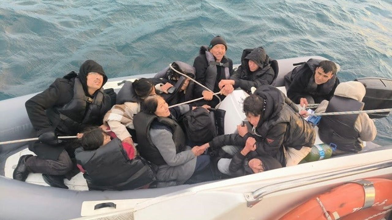 Ayvalık açıklarında lastik botta motor arızası: 10 düzensiz göçmen kurtarıldı