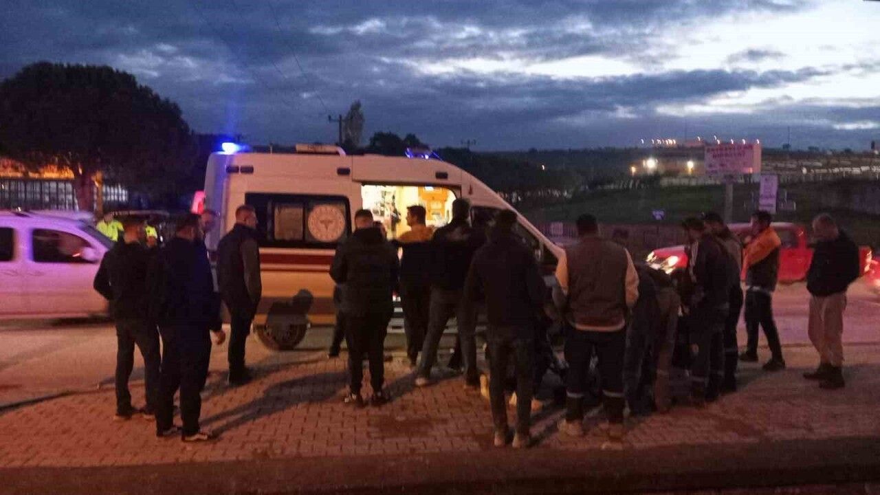 Ayvalık'ta otomobil ile motosiklet çarpıştı: 2 kişi hastaneye kaldırıldı