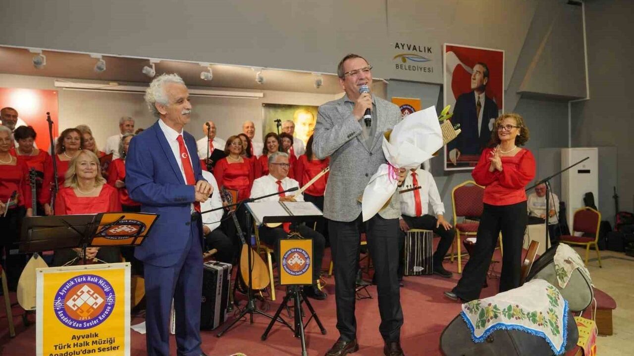 Ayvalık'ta 'Türkülerle Kurtuluş Destanı' konseri yoğun ilgi gördü