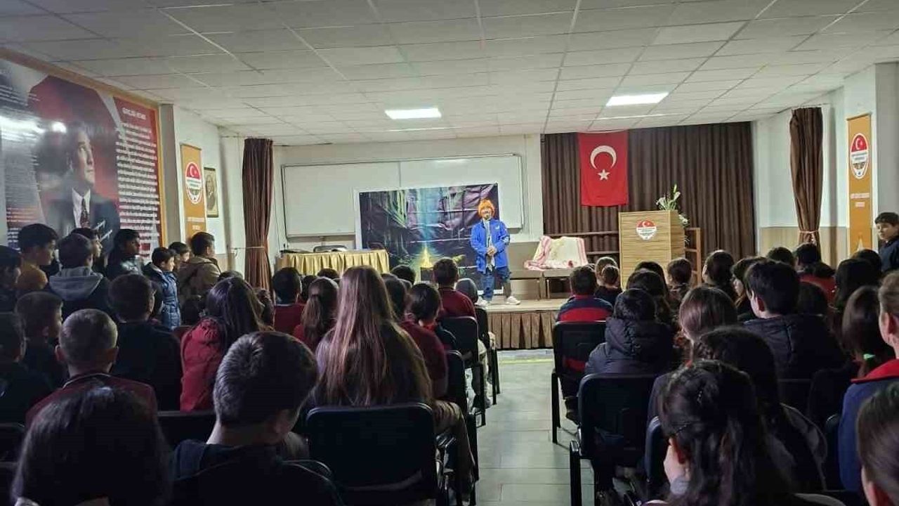 Ayvalıklı Ercan Kubaş'ın 'Yalnız Bir Adamın Hikayesi' Oyunu Afyonkarahisar Okullarında Büyük İlgi Topladı