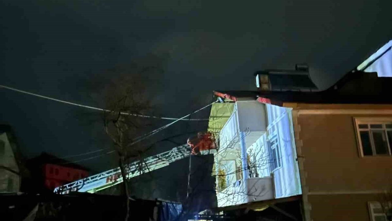 Azdavay'da Çatı Yangını: Gümürtler Köyündeki Evde Büyük Maddi Hasar