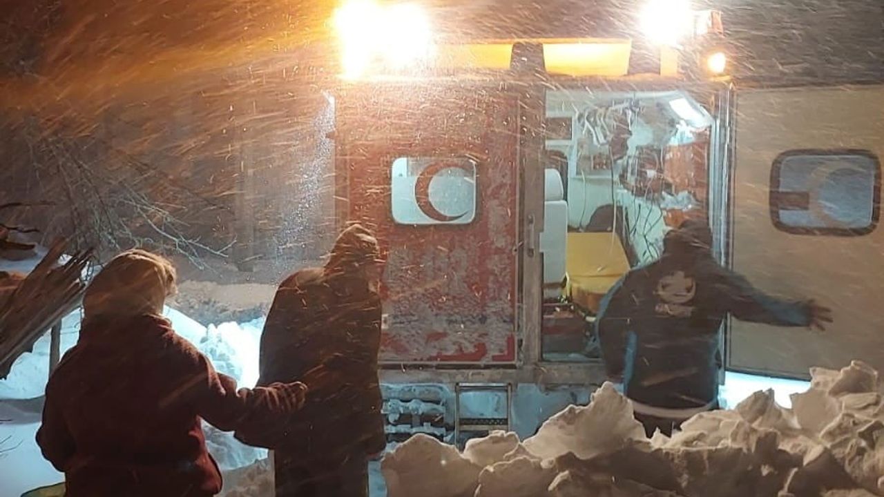 Azdavay'da UMKE ekipleri kar nedeniyle yolları kapanan köylerdeki hastaları hastaneye ulaştırdı