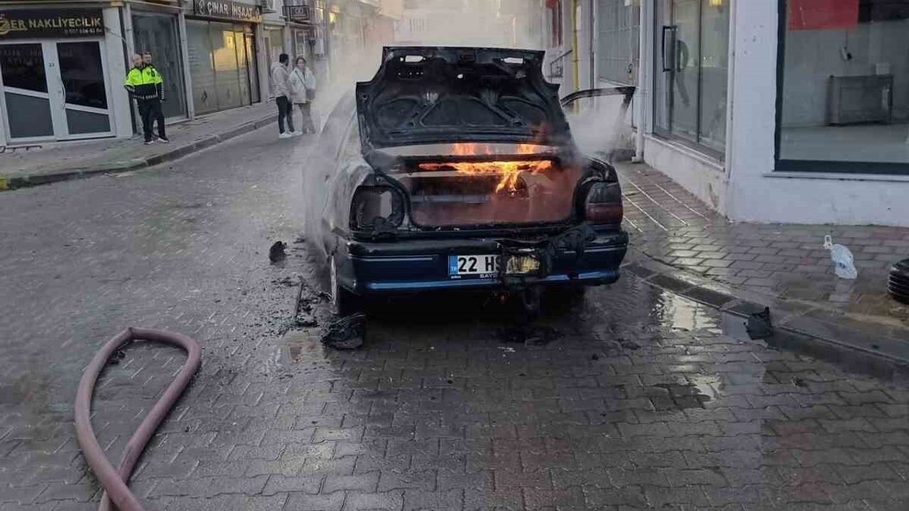 Babaeski’de Seyir Halindeki Otomobilin Motorunda Yangın Söndürüldü