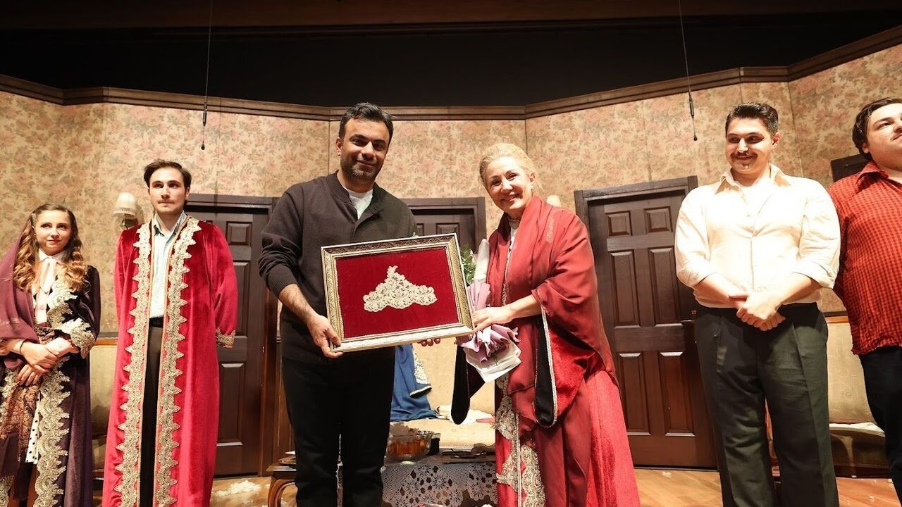 Bağcılar Belediyesi Tiyatro Akademisi’nin 'Fatih’te Bir Konak' Prömiyeri Seyirciden Tam Not Aldı