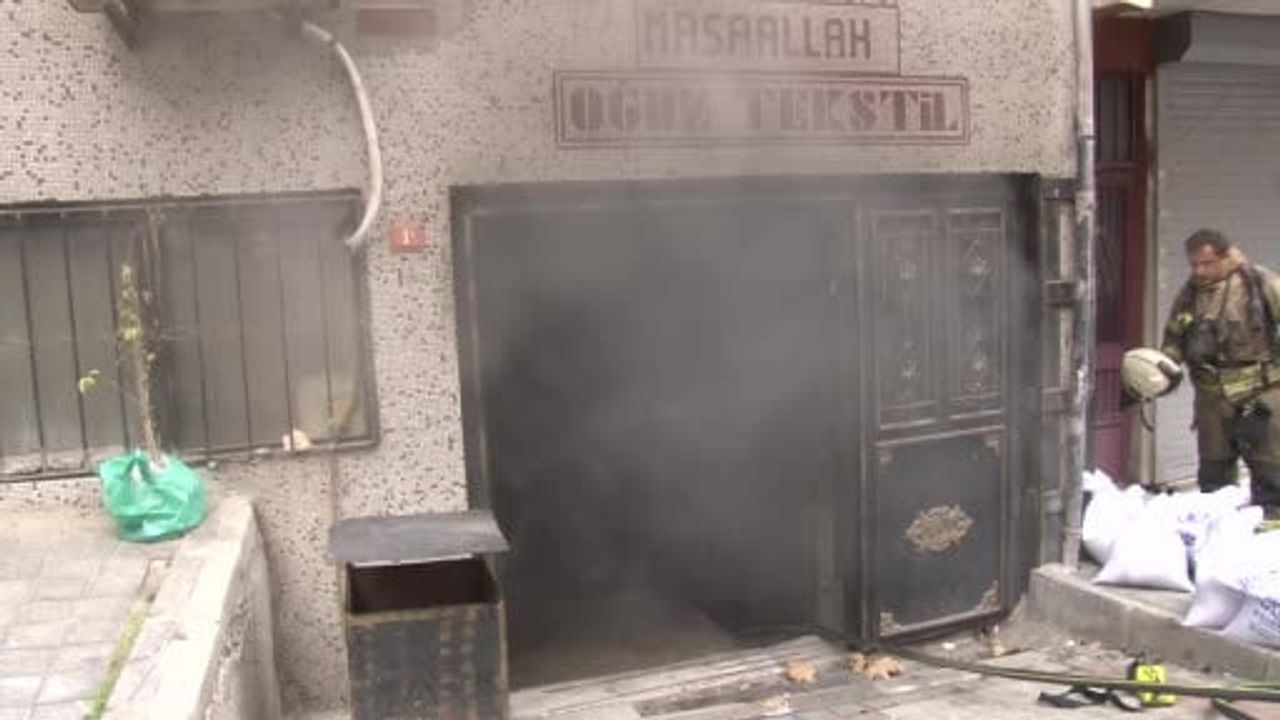 Bağcılar'da bodrumdaki tekstil atölyesinde yangın — itfaiye söndürdü, maddi hasar oluştu