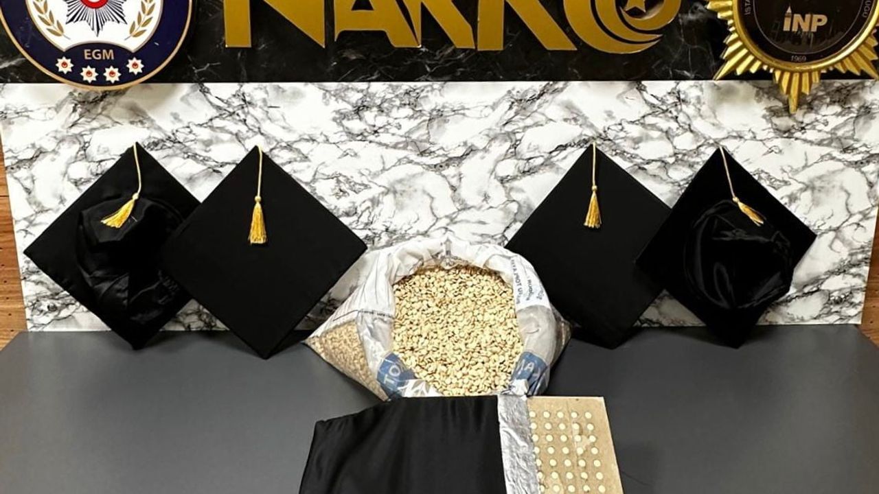 Bağcılar'da mezuniyet keplerine gizlenmiş 53 bin 100 captagon hap ele geçirildi