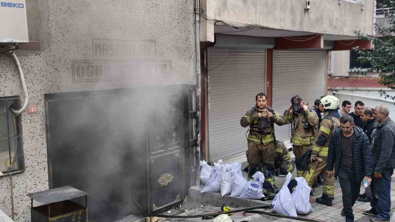 Bağcılar'da tekstil atölyesinde yangın: Bodrum katta maddi hasar, can kaybı yok