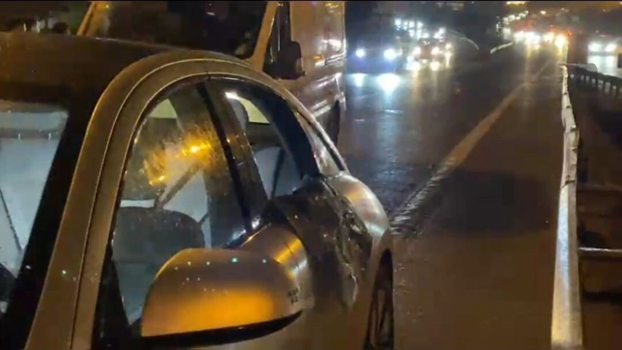 Bağcılar'da TEM Otoyolu'nda Uyuyan Sürücü İtfaiye Tarafından Cam Kırılarak Uyandırıldı