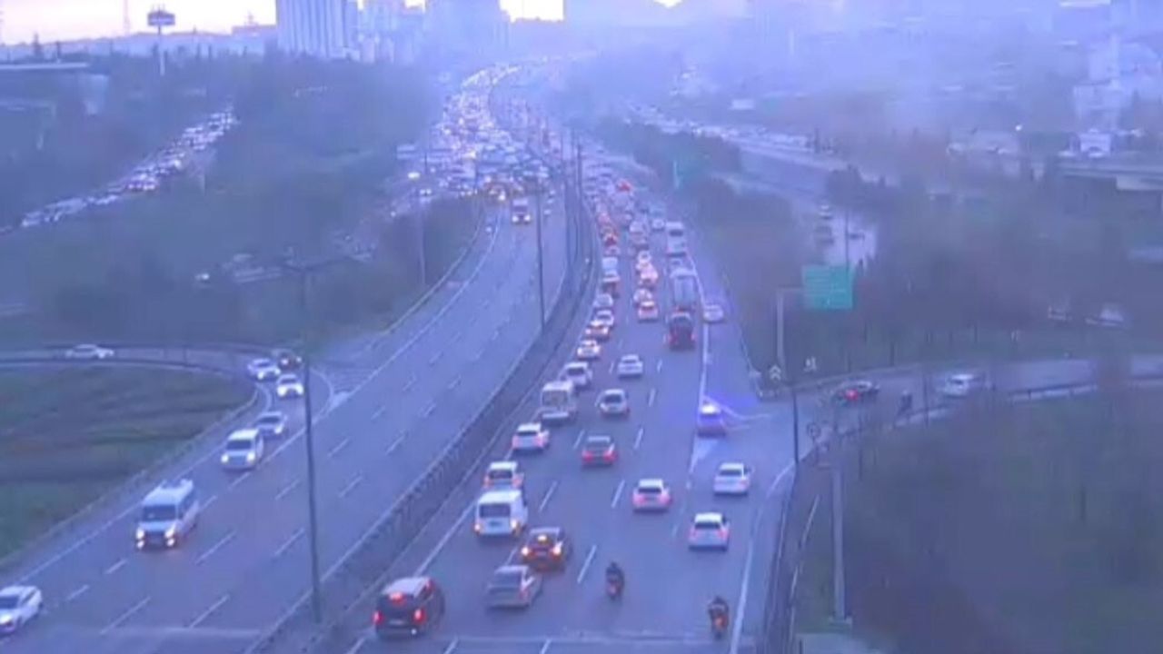 Bağcılar TEM Otoyolu'nda zincirleme kaza: İki şerit kapandı, sürücüler hastaneye kaldırıldı