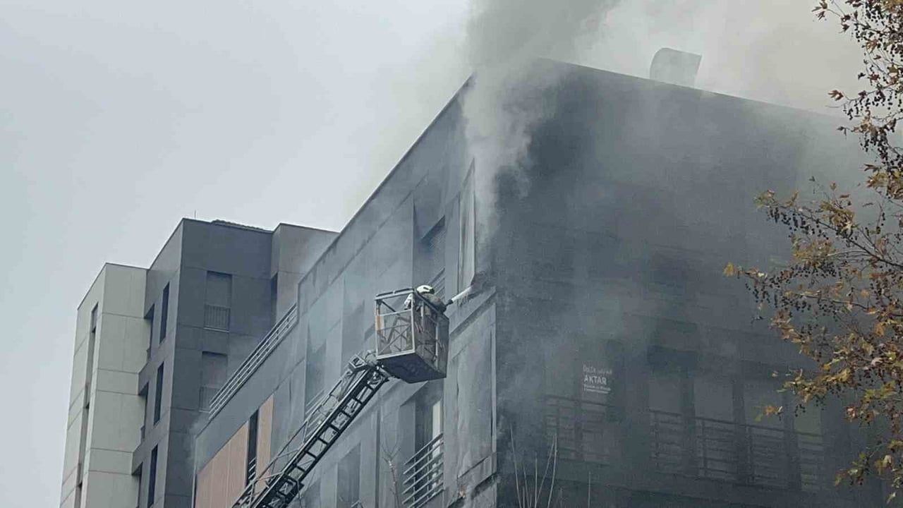 Bağdat Caddesi'nde çatı yangını: 2 bloklu bina küle döndü, cadde trafiğe kapatıldı