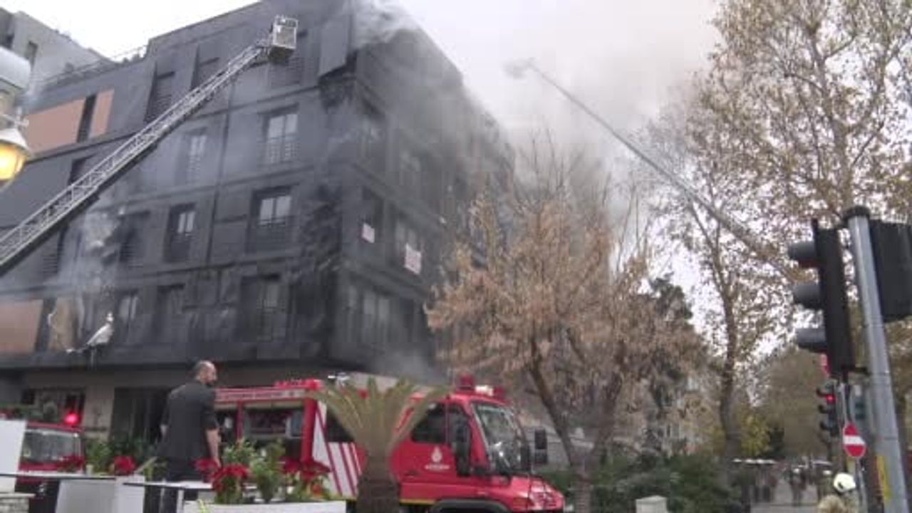 Bağdat Caddesi’nde çatı yangını büyüdü: 2 bloklu binanın çatı ve giriş katı küle döndü