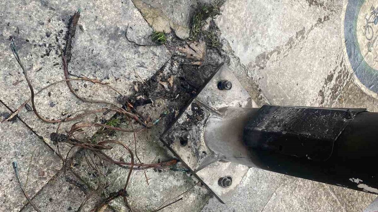 Bağdat Caddesi'nde yılbaşı süslemelerinde yangın; itfaiye müdahalesiyle facia önlendi