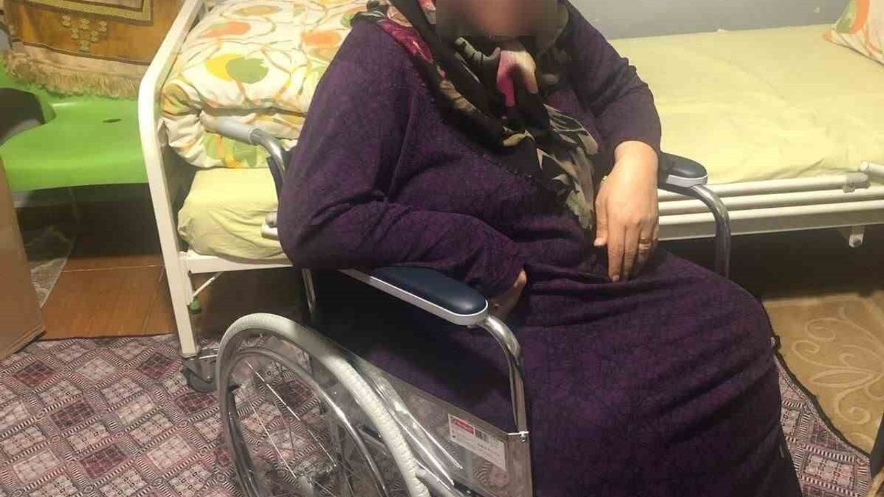 Bağlar Muradiye Mahallesi Muhtarı Dilek Demir’den engelli vatandaşlara tekerlekli sandalye desteği