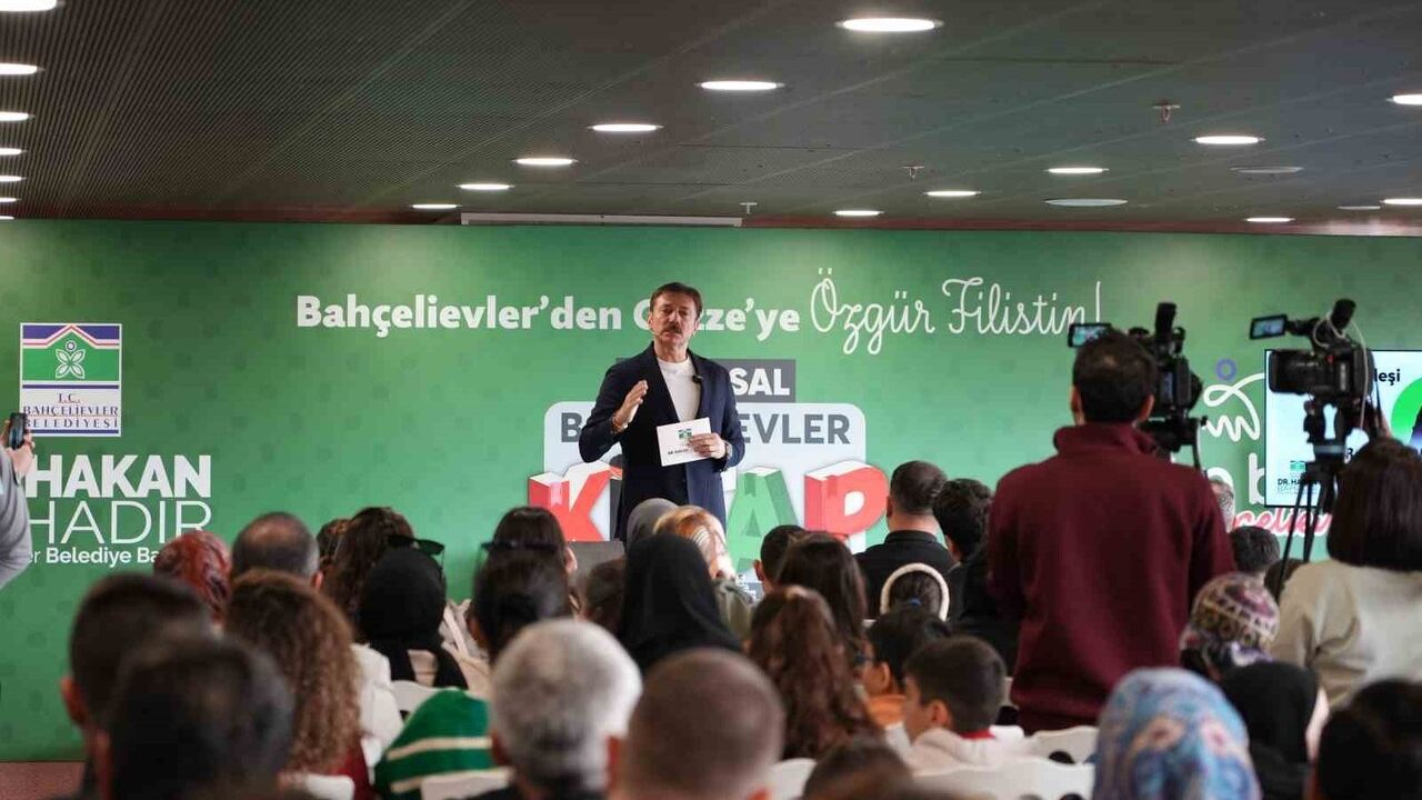 Bahçelievler Belediye Başkanı Hakan Bahadır, 4. Ulusal Kitap Fuarı'nda söyleşi ve imza günü gerçekleştirdi