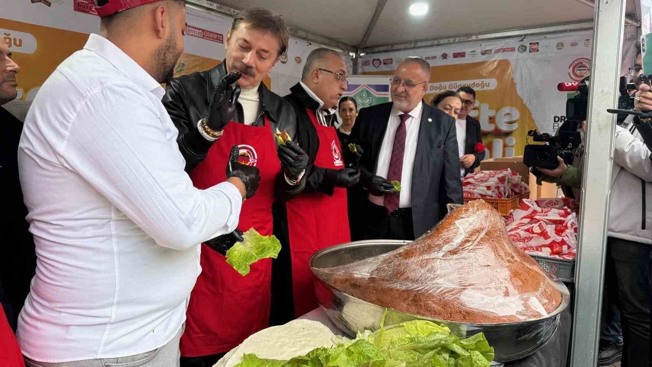 Bahçelievler'de 5. Geleneksel Doğu Güneydoğu Çiğ Köfte Festivali: 5 ton çiğ köfte dağıtıldı