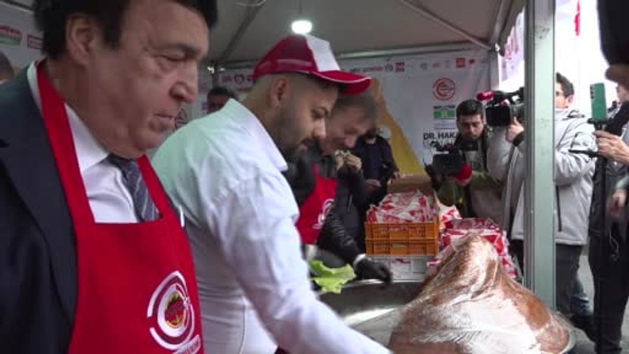 Bahçelievler'de 5. Geleneksel Doğu Güneydoğu Çiğ Köfte Festivali — 5 ton dağıtıldı