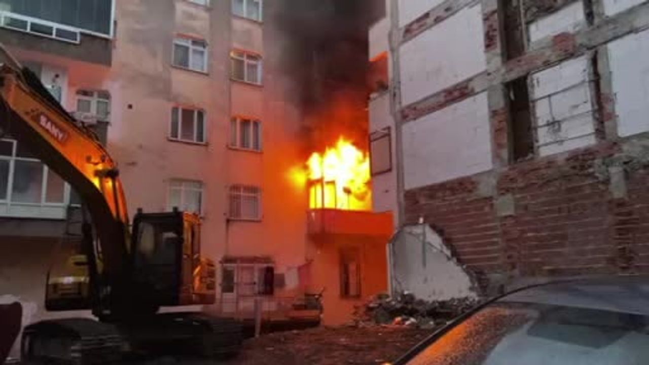 Bahçelievler'de bir daire yangını binayı dumanla sardı