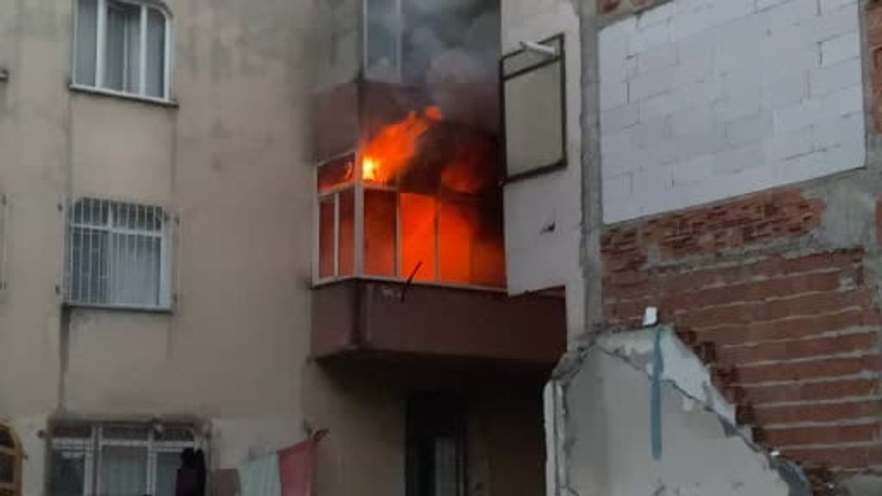 Bahçelievler'de Daire Alevlere Teslim Oldu, Bina Dumanla Kaplandı