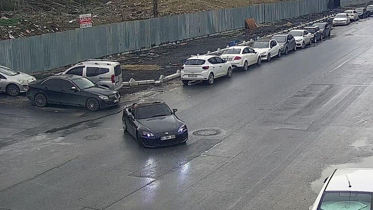 Bahçelievler'de yoğun trafikte drift yapan sürücü kamerada