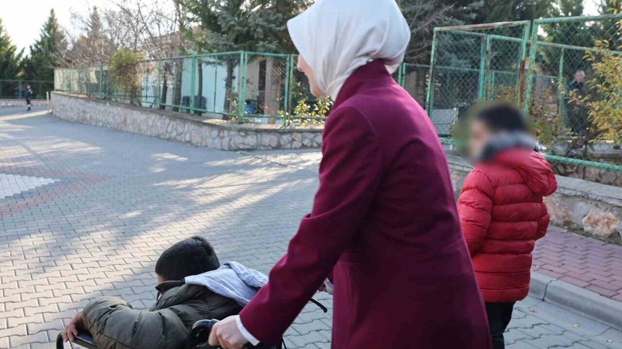 Bakan Göktaş, devlet korumasındaki 11 yaşındaki Adnan'ı Ankara'da ziyaret etti