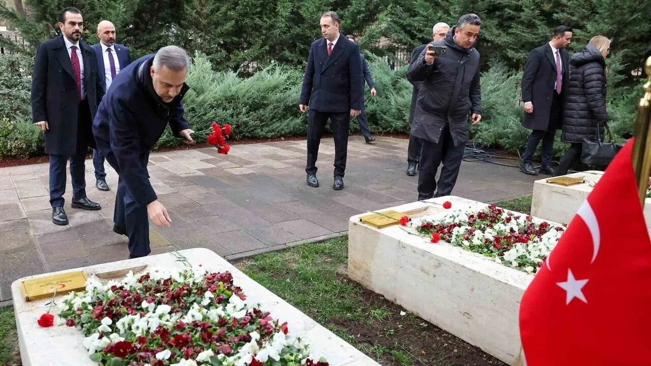 Bakan Hakan Fidan, 16. Büyükelçiler Konferansı Öncesi Dışişleri Şehitliği’ni Ziyaret Etti