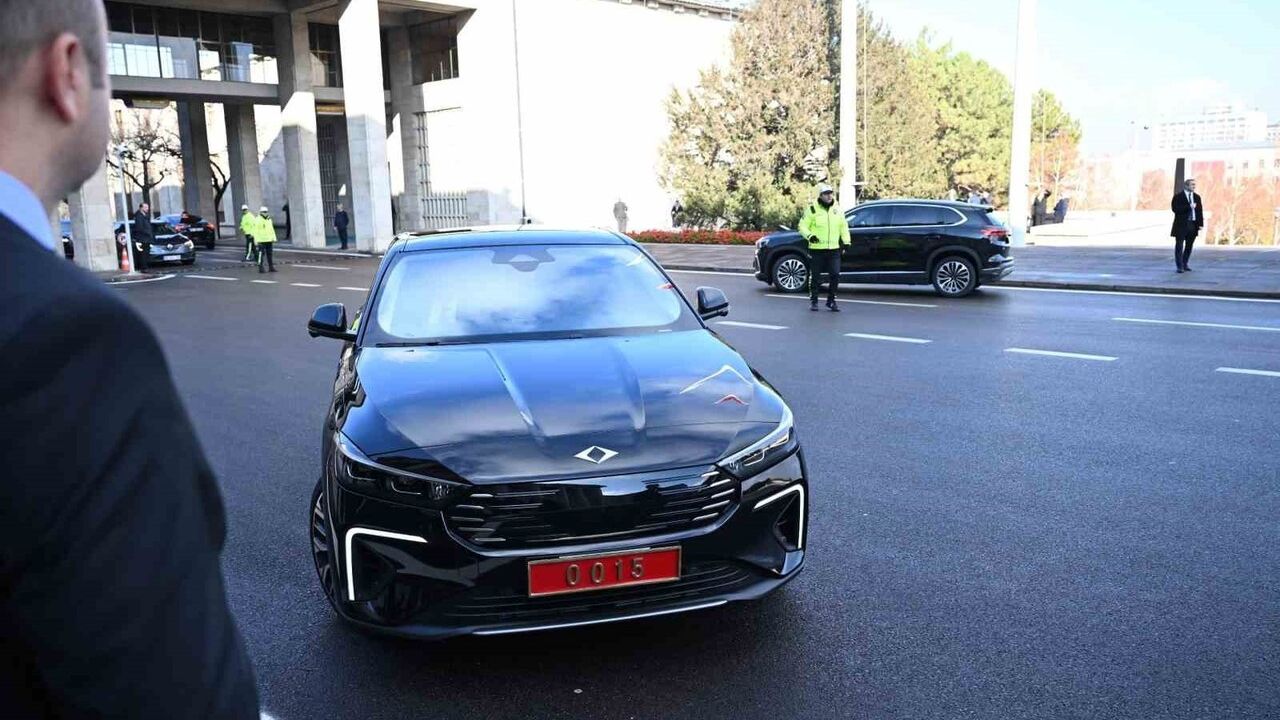 Bakan Kacır TBMM'ye Togg T10F ile geldi