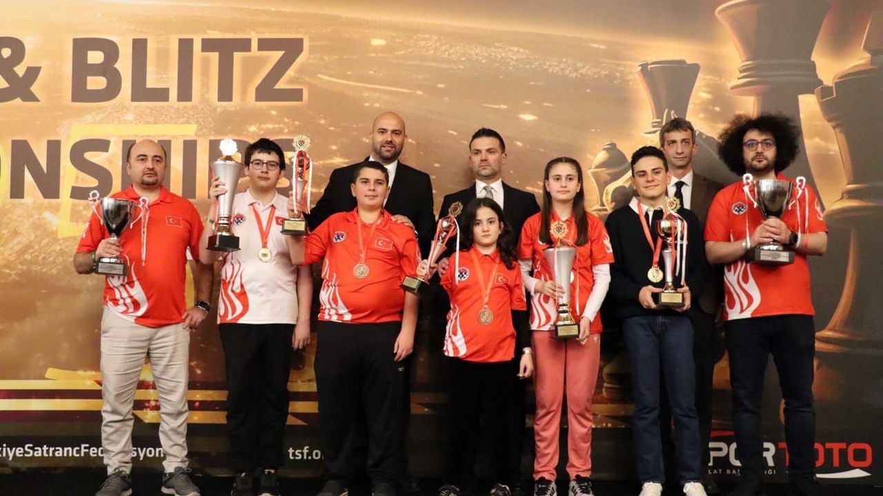 Bakan Osman Aşkın Bak, Dünya 9-17 Yaş Hızlı ve Yıldırım Satranç Şampiyonası'nda madalya kazanan milli sporcuları kutladı