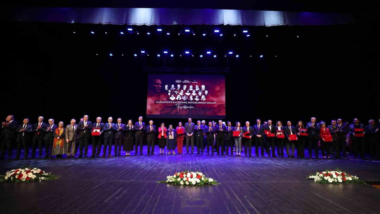 Bakan Osman Aşkın Bak: Savunma sanayisinde her alanda yatırım yapan bir Türkiye var — Gaziantep'in 104. kurtuluşu ve spor yatırımları