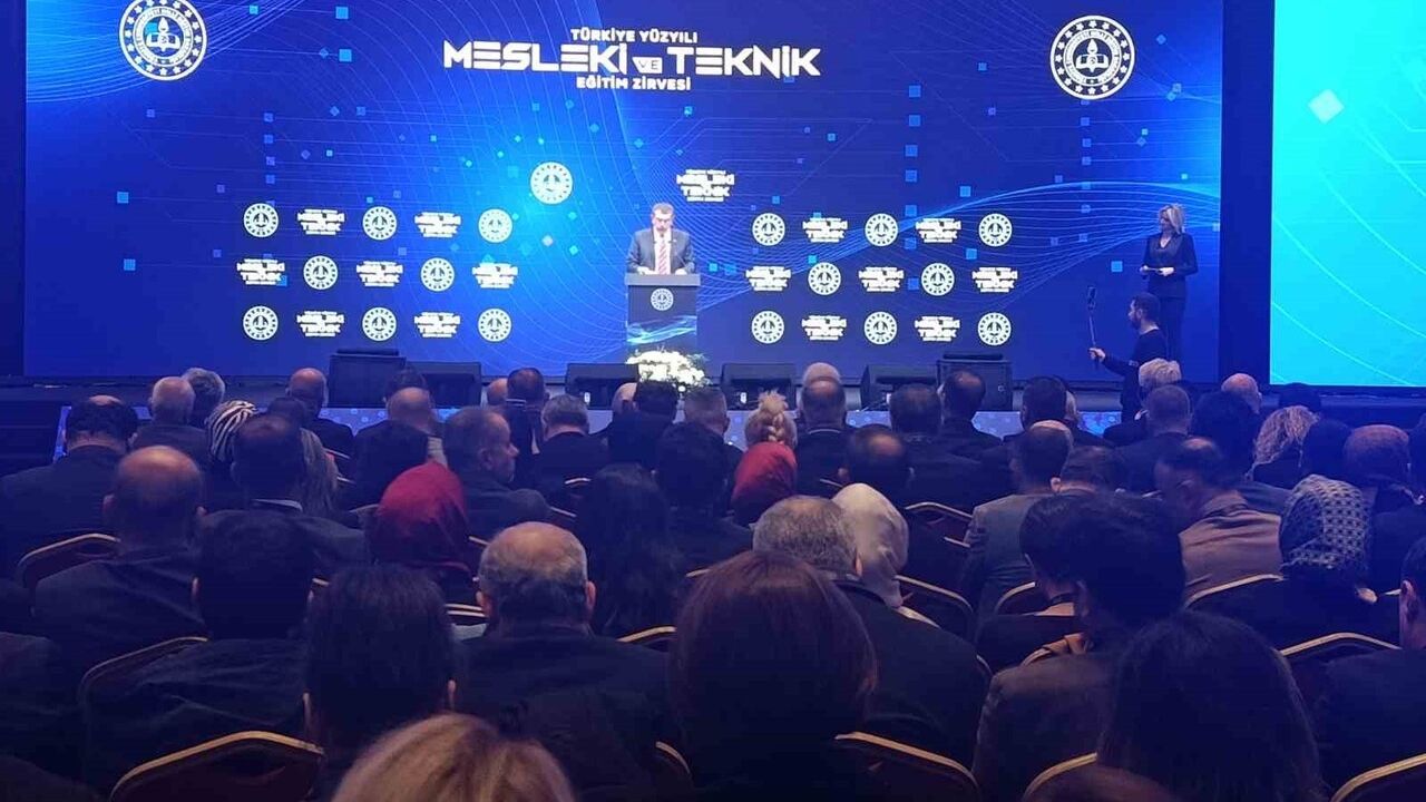 Bakan Tekin: Meslek 5.0 zihniyet değişimiyle mesleki eğitimi yeniden tanımlıyor