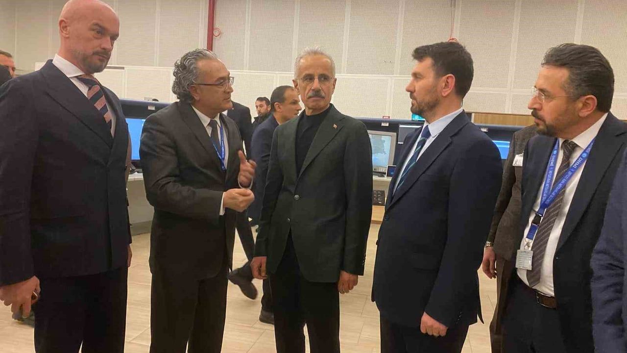 Bakan Uraloğlu: 2025'te üst üste 6 kez toplam trafik, 8 kez transit uçuş rekoru kırdık