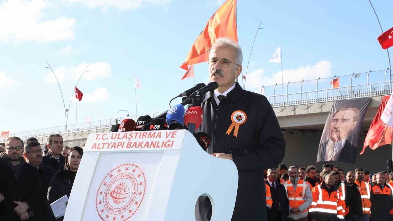 Bakan Uraloğlu: Van Çevre Yolu 1. ve 3. kesimleri hizmete açıldı — Yıllık 2 milyar 700 milyon lira tasarruf hedefleniyor