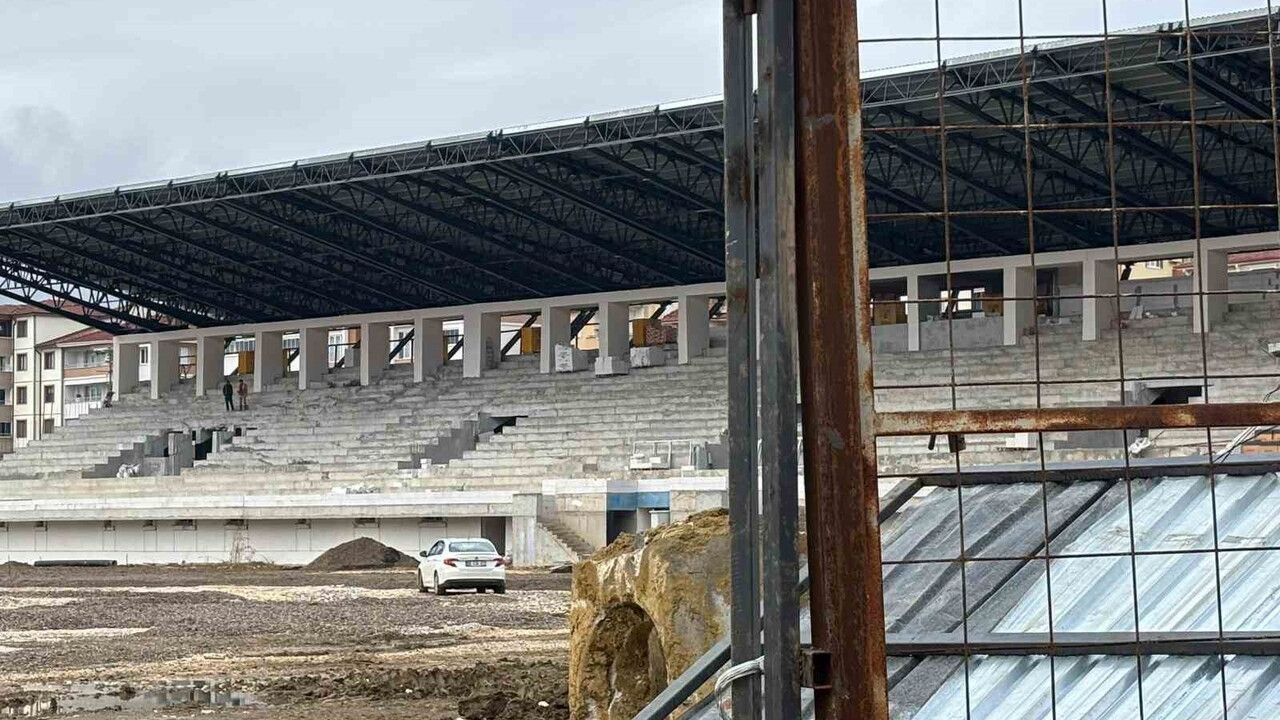 Bakan Yardımcısı Eminoğlu’na Bilecik’te yapımı geciken Edebali Stadı için dosya sunuldu