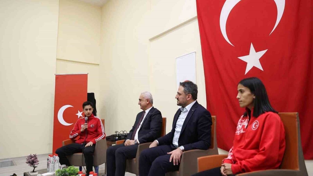 Bakan Yardımcısı Enes Eminoğlu Muş'ta Sporun Geleceğini Öğrencilerle Konuştu