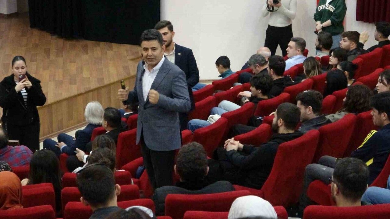 Bakan Yardımcısı Osman Boyraz UFest Çanakkale'de Gençlerle Buluştu: 'Türkiye Yüzyılı'nda Ulaştırma Vizyonu Sunumu