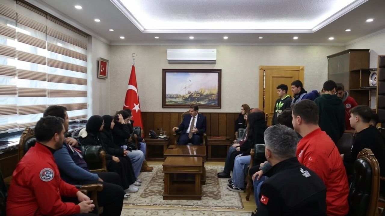 Bakan Yardımcısı Salih Ayhan, T3 Vakfı Bayburtlu Gençleri Bakanlıkta Ağırladı