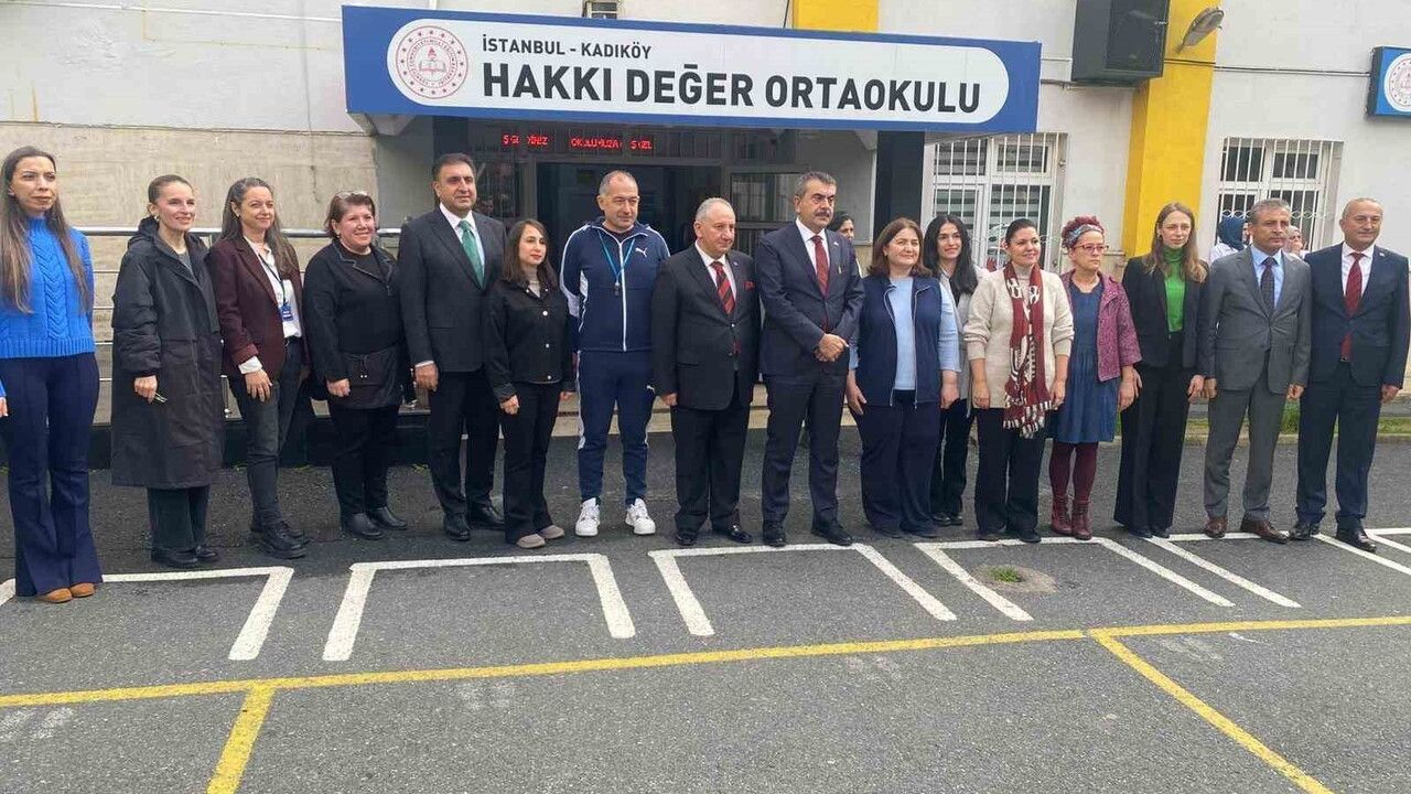 Bakan Yusuf Tekin, CİMER davetine yanıt verip Kadıköy'deki Hakkı Değer Ortaokulu'nu ziyaret etti