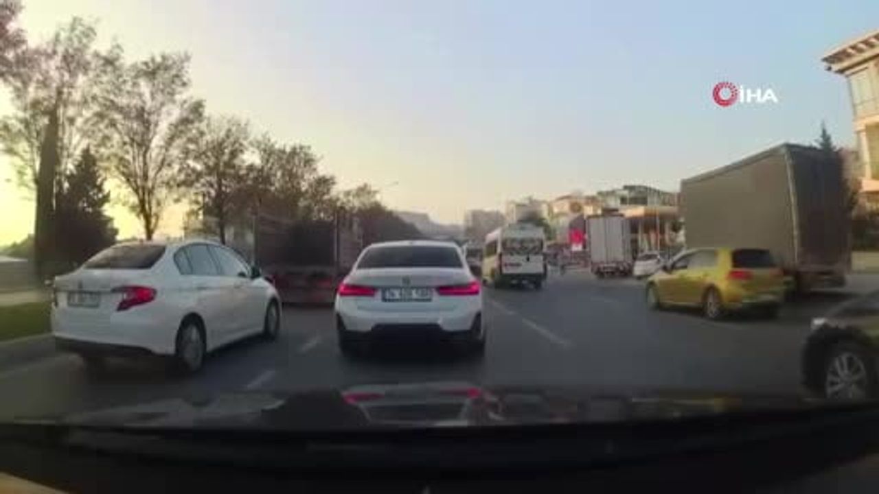 Bakırköy'de korna tartışması: 34 MVK 953 plakalı motosikletlinin sürücüyle kavgası kamerada