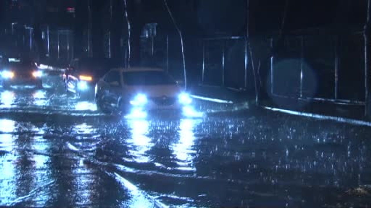 Bakırköy'de sağanak sonrası rögar taştı, Yeşilköy-Halkalı Caddesi sular altında