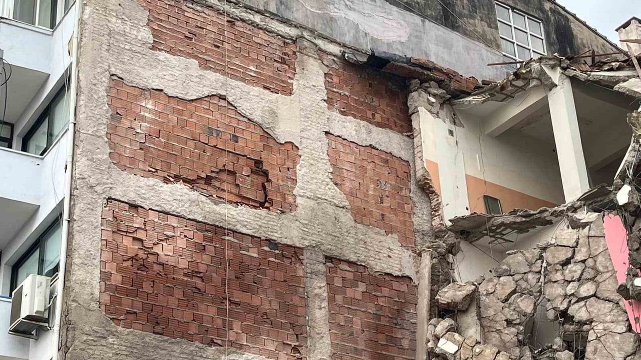 Balçova’da kentsel dönüşüm yıkımı sırasında bitişik binada hasar oluştu