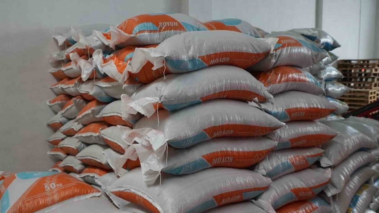 Balıkesir Büyükşehir'den Sındırgı'daki depremzede çiftçilere 915 çuval yem desteği